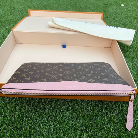 ❌SOLD❌Louis Vuitton Daily Pouch Monogram Rose Ballerine - Picture 6 of 16